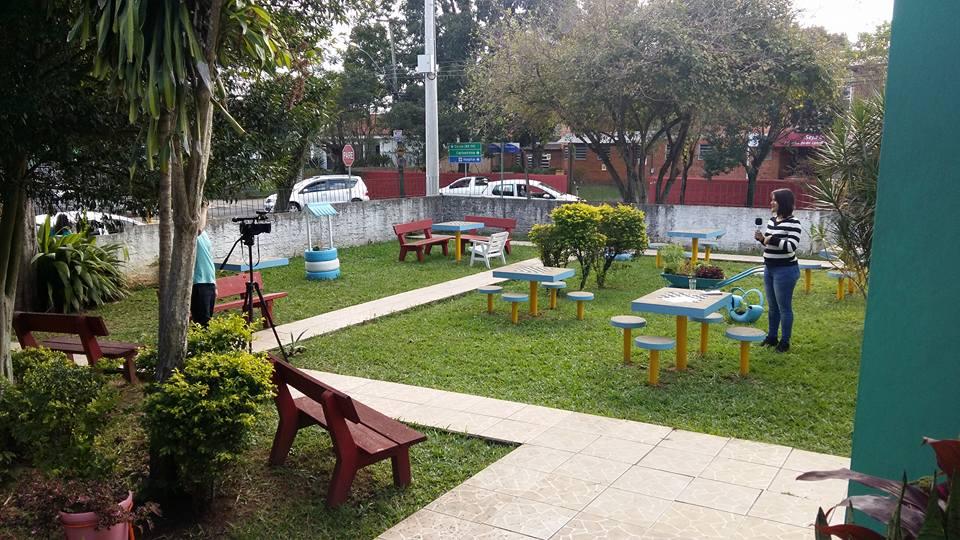 Jardim com caminho para caminhada segura no Lar São José